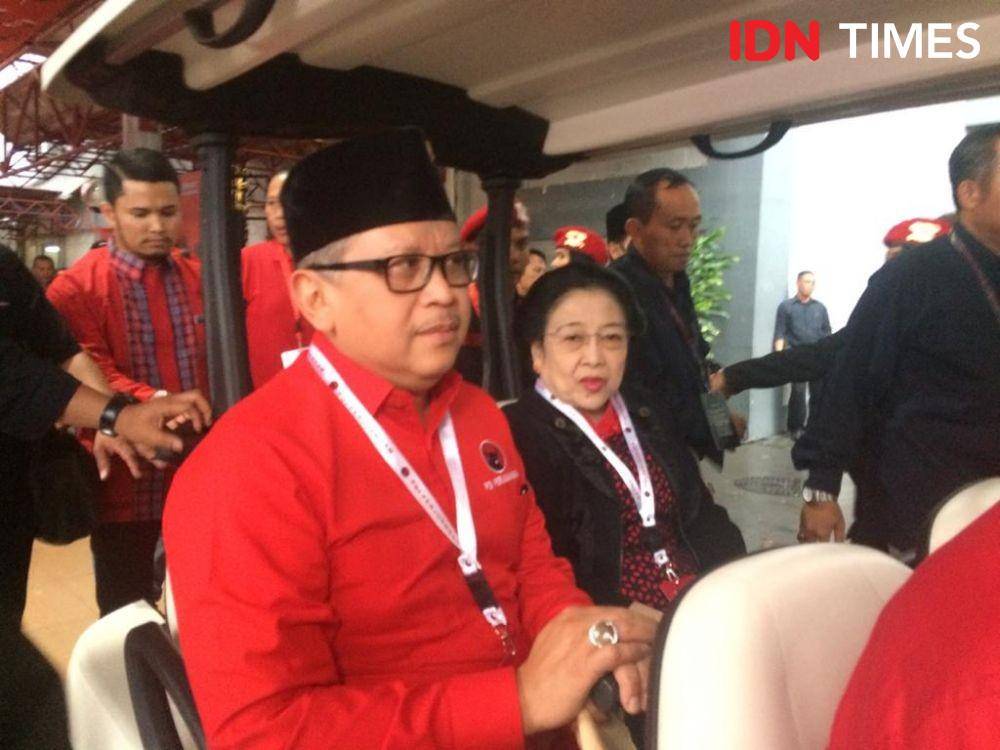 Sekjen PDIP Hasto Kristiyanto mendampingi Ketua Umum PDIP Megawati Sukarnoputri, Jakarta, Jumat (10/1). (IDN Times/Irfan Fathurohman)