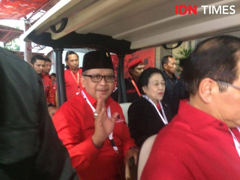 Hasto Kristiyanto mendampingi Ketum PDIP Megawati Sukarnoputri, Jakarta, Jumat (10/1). (IDN Times/Irfan Fathurohman)