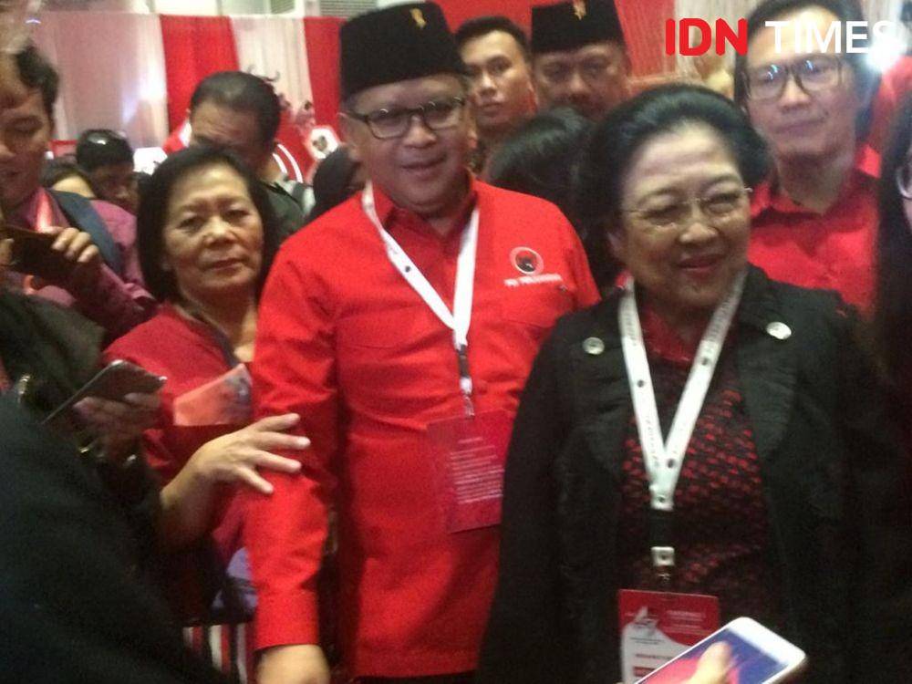 Sekjen PDIP Hasto Kristiyanto mendampingi Ketua Umum PDIP Megawati Sukarnoputri, Jakarta, Jumat (10/1). (IDN Times/Irfan Fathurohman)