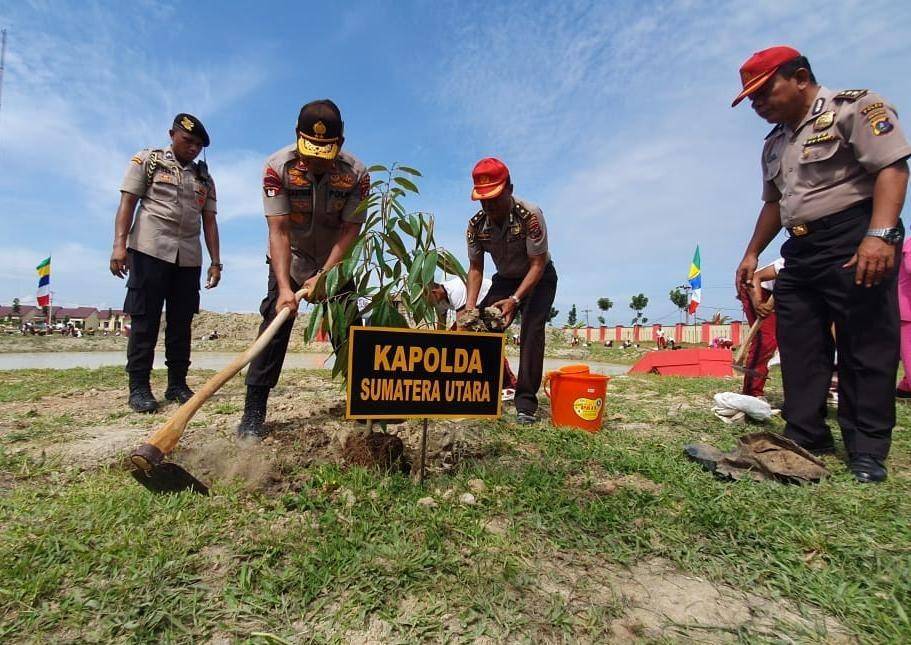 Kapolda Sumut Irjen Pol Martuani Sormin tanam pohon di SPN Hinai (Dok.IDN Times/istimewa)