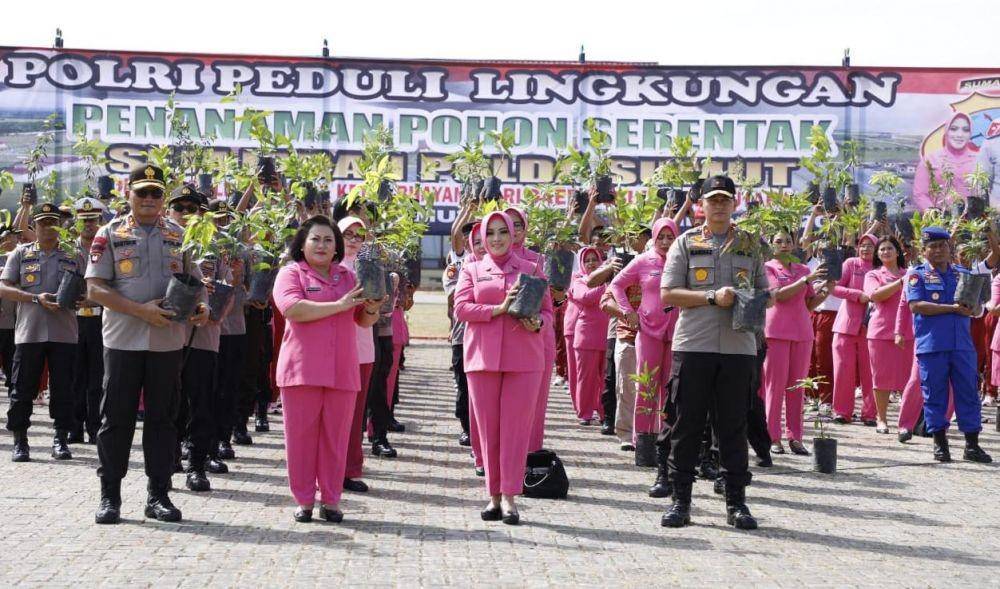 Kapolda Sumut dan Ibu Bhayangkari Sumut beserta jajaran memegang bibit pohon (Dok.IDN Times/istimewa)
