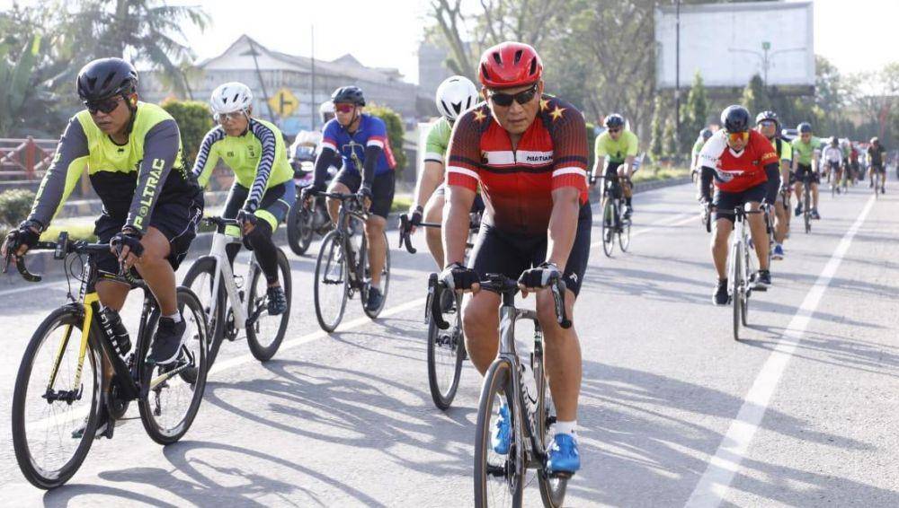 Kapolda Sumut Irjen Pol Martuani Sormin naik sepeda dari Medan ke Langkat