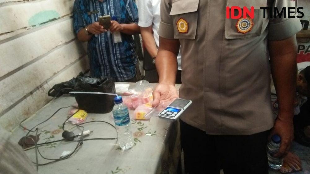 Polisi temukan beberapa alat yang bisa digunakan untuk konsumsi dan transaksi narkoba di sebuah bangunan di Gunung Bugis. (IDN Times/Surya Aditya)