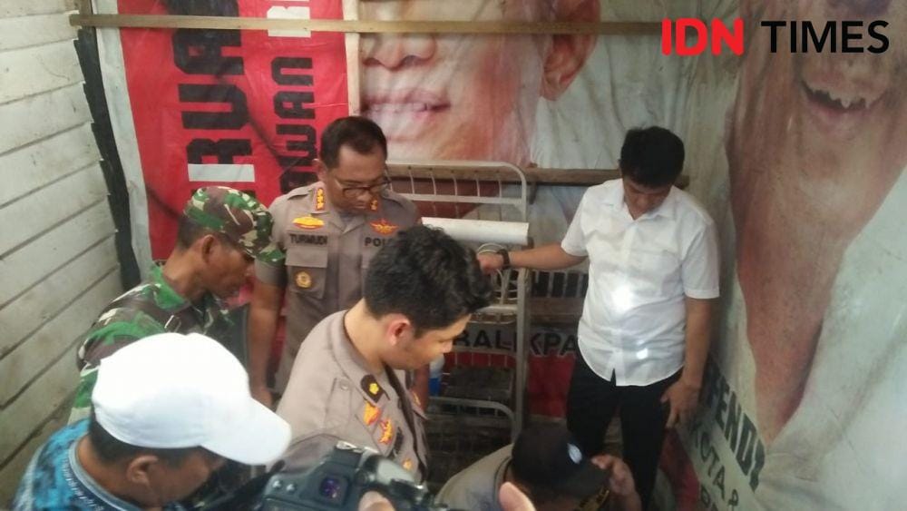 Aparat gabungan memeriksa salah satu bangunan di Gunung Bugis. (IDN Times/Surya Aditya)