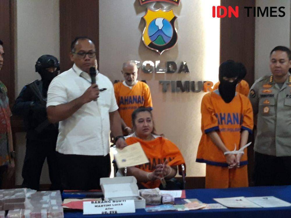 Dirreskrimsus Kombes Pol Gidion Arif bersama tersangka investasi bodong Eva (54) dan PH (22), Jumat (10/1). IDN Times/Fitria Madia