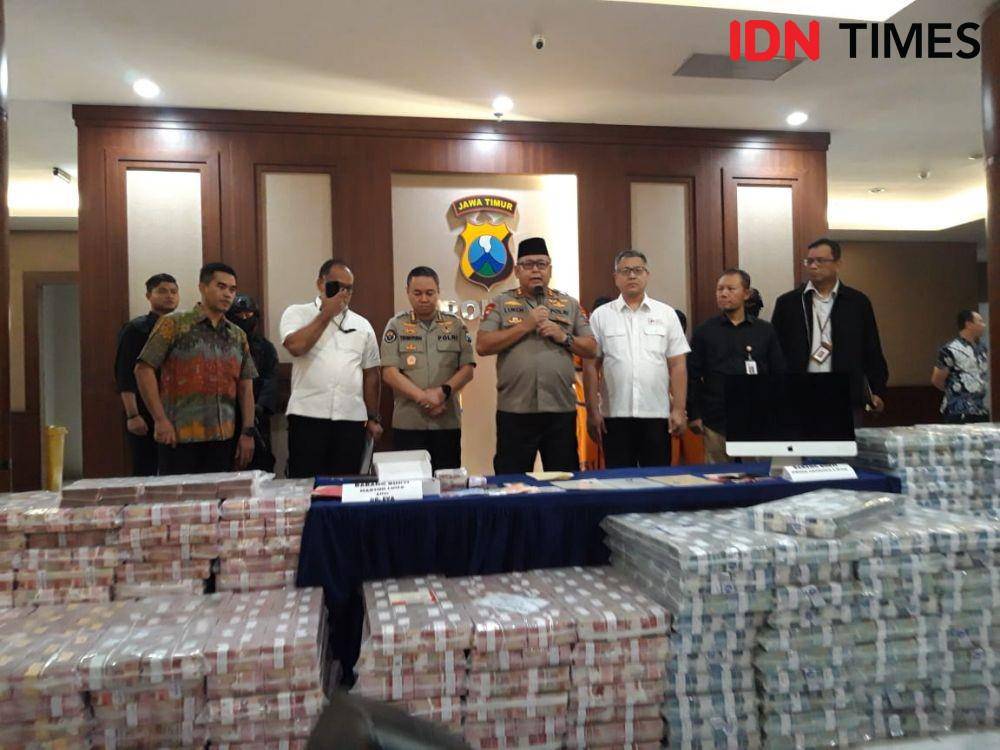 Kapolda Jatim Irjen Pol Luki Hermawan saat konferensi pers perkembangan kasus investasi bodong, Jumat (10/1). IDN Times/Fitria Madia