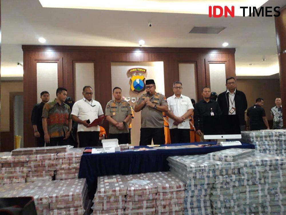 Kapolda Jatim Irjen Pol Luki Hermawan saat konferensi pers perkembangan kasus investasi bodong, Jumat (10/1). (IDN Times/Fitria Madia)