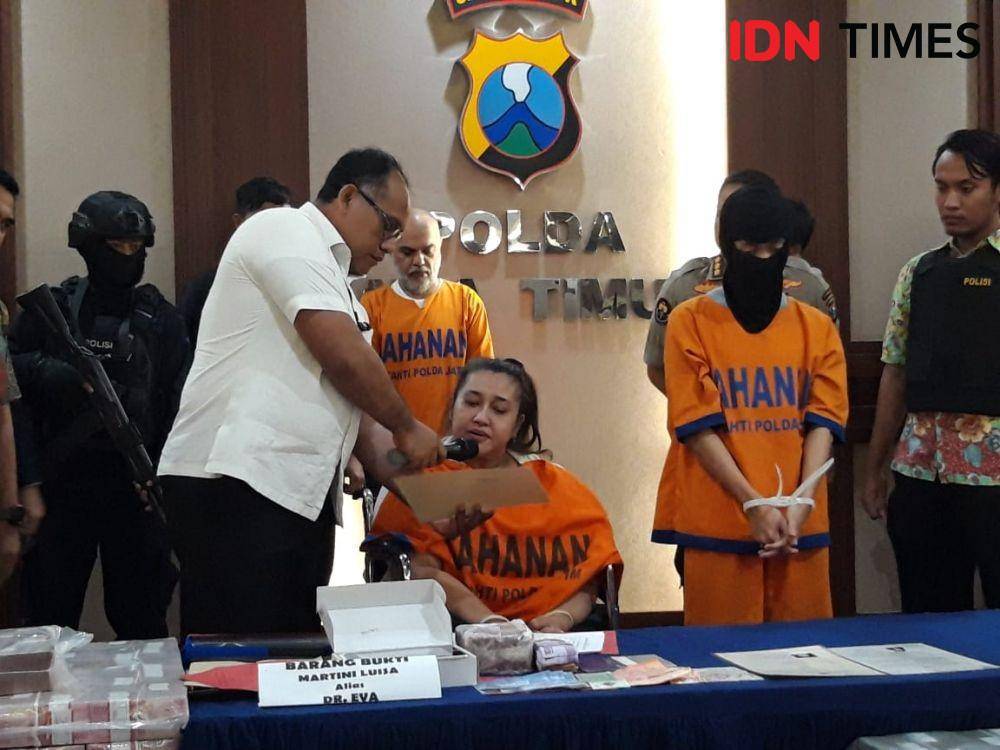 Direskrimsus Kombes Pol Gidion Arif bersama tersangka investasi bodong Eva (54) dan PH (22), Jumat (10/1). (IDN Times/Fitria Madia)