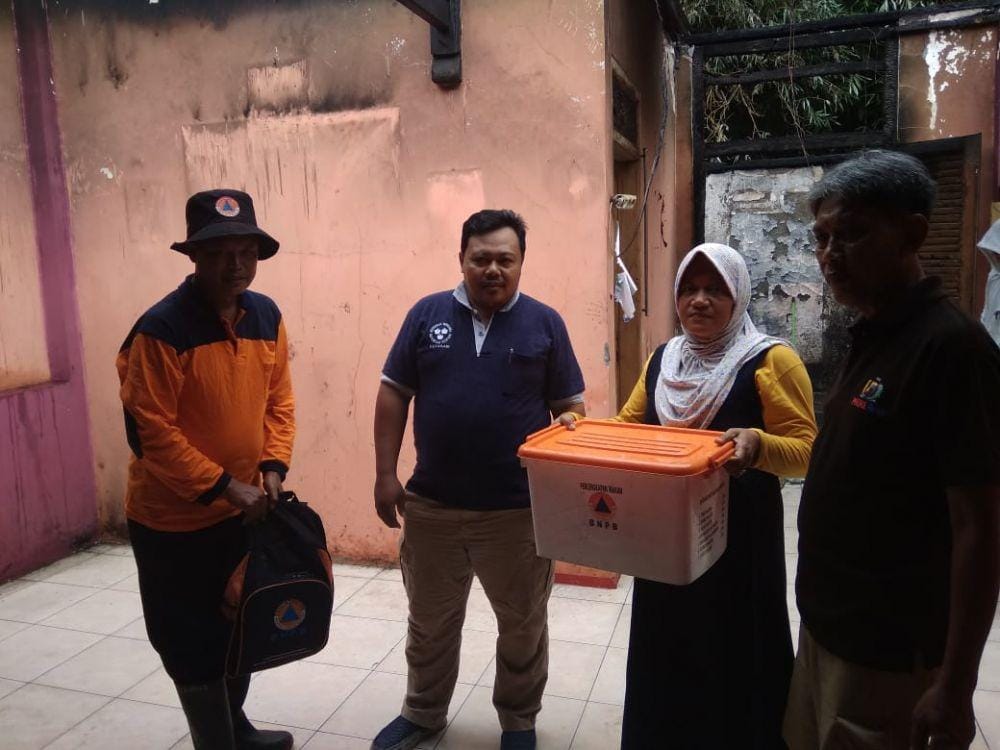 Perwakilan BPBD Purbalingga menyerahkan bantuan untuk korban kebakaran di Desa Munjul, Kecamatan Kutasari, Purbalingga, Jumat (10/1). Humas Pemkab Purbalingga