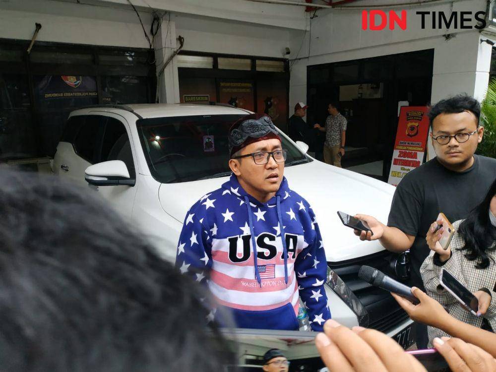 Tedy suami mendiang Lina Jubaedah di Polrestabes Bandung (IDN Times/Galih Persiana)