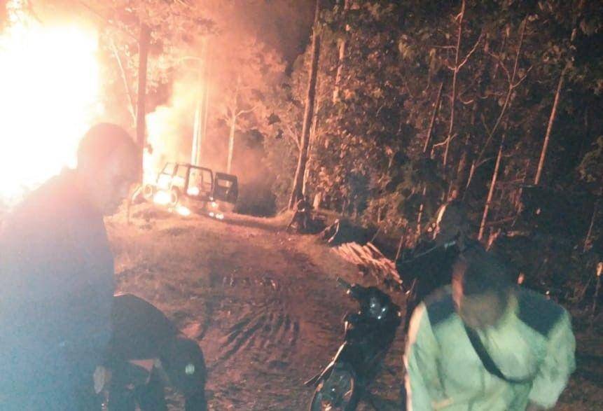 Sebuah mobil terlihat terbakar akibat amuk warga kepada sekumpulan preman (Dok.IDN Times/istimewa)