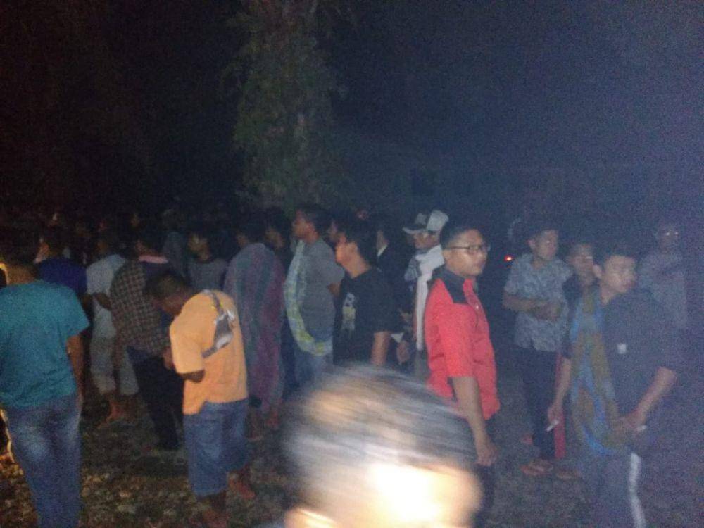 Warga Desa Tanjung Lenggang mengamuk kepada sekumpulan preman (Dok.IDN Times/istimewa)