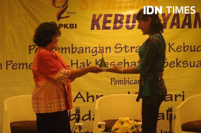 Penyerahan tumpeng HUT PKBI dari Ketua PKBI DIY Ima Susilowati kepada aktivis waria di Hotel Santika Yogyakarta, 11 Januari 2020. IDN Times/Pito Agustin Rudiana