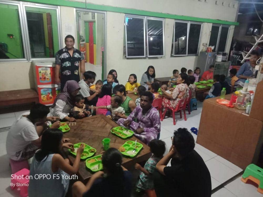 Puger Mulyono bersama anak-anak di Yayasan Lentera