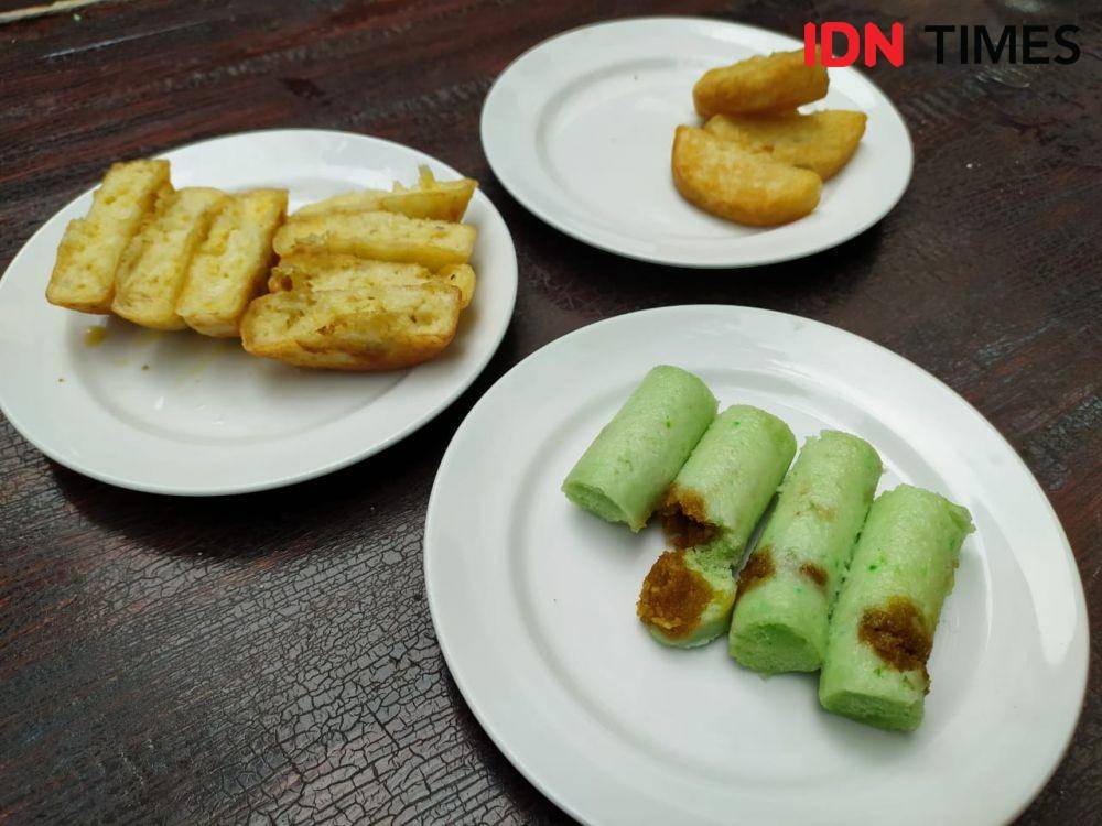 Kue Putu dan Kue Pancong. (IDN Times/Wildan Ibnu)