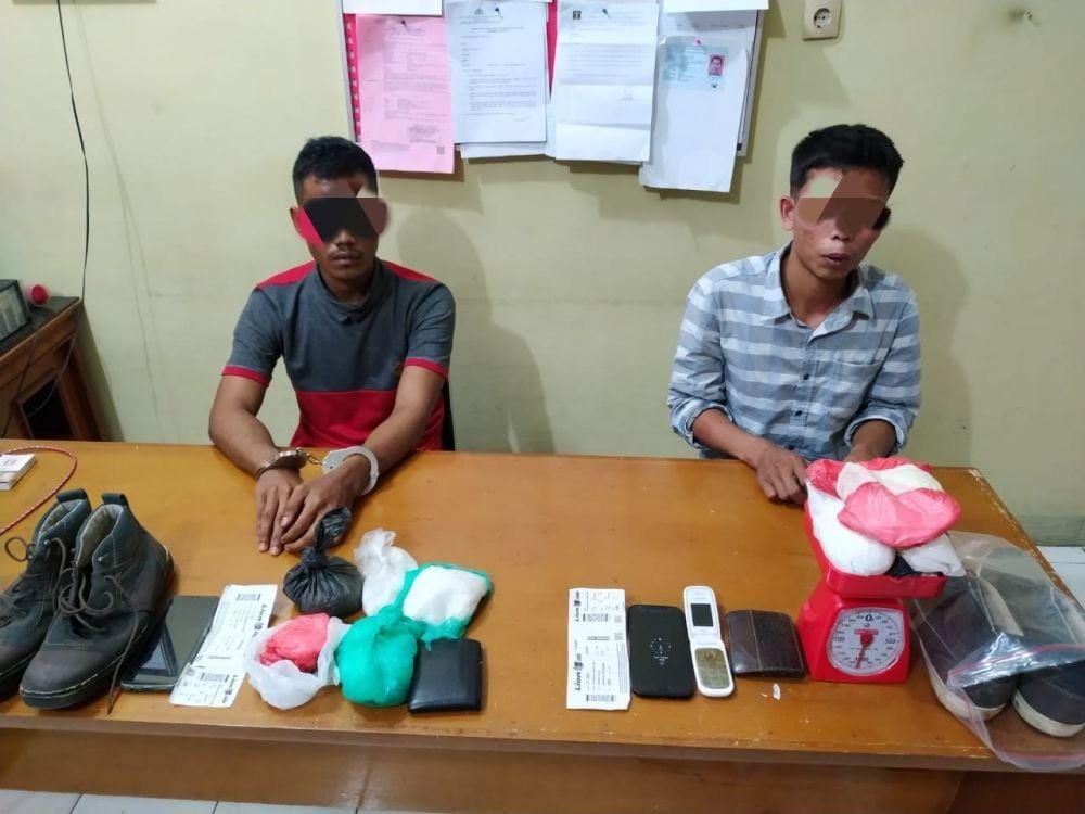 Mu dan Fu beserta 2 Kg sabu dan barang bukti lainnya (Dok. Humas Polresta Banda Aceh)