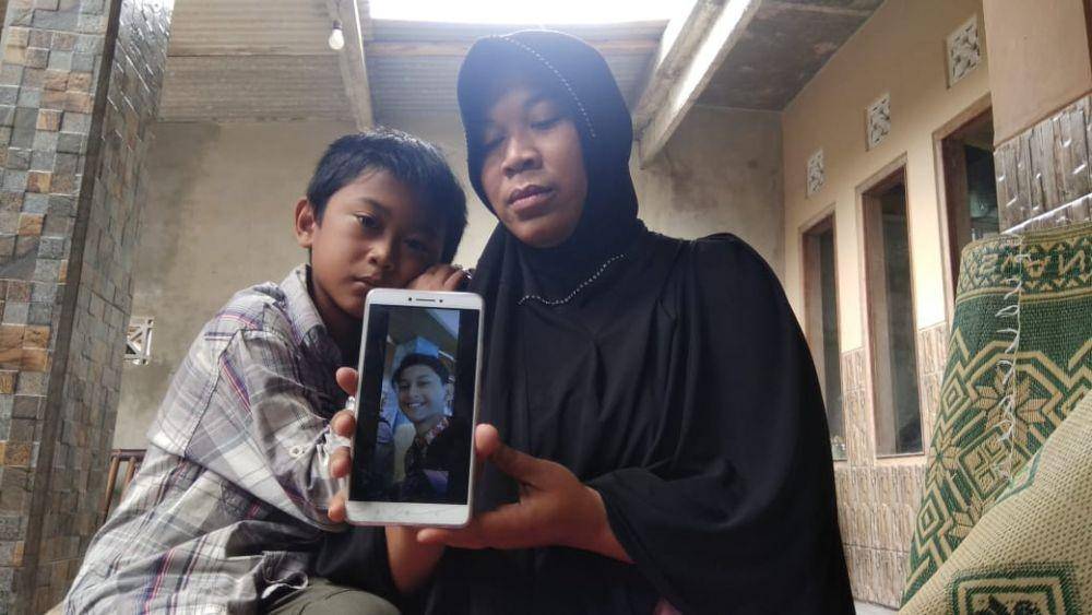 Orang tua korban menunjukkan foto korban semasa hidup. IDN Times/Istimewa