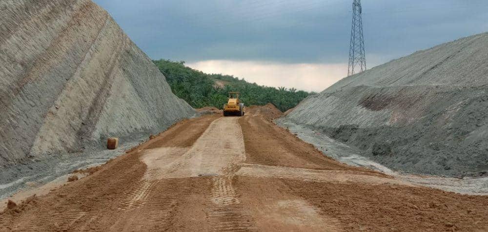 Pekerjaan cutting bukit (IDN Times/Istimewa)
