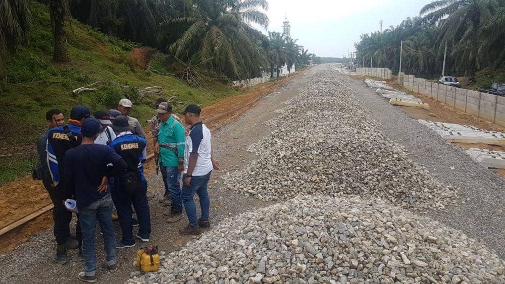 Pekerjaan penghamparan batu pecah (balas) (IDN Times/Istimewa)