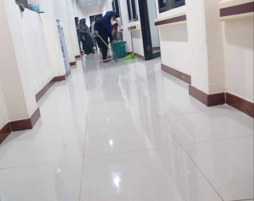 Petugas RSUD Andi Makkasau Parepare membersihkan ruangan akibat rendaman banjir / Istimewa