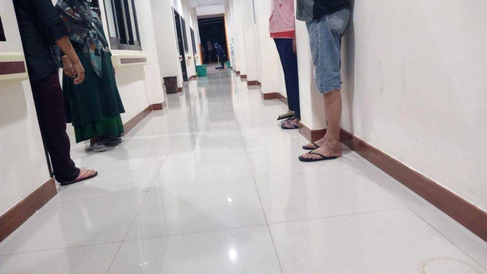 Petugas RSUD Andi Makkasau Parepare membersihkan ruangan akibat rendaman banjir / Istimewa