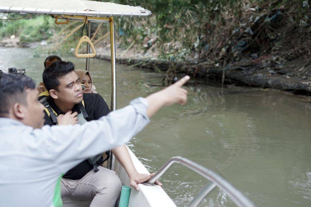 Bobby Nasution menyusuri Sungai Deli, Medan (Dok. IDN Times)