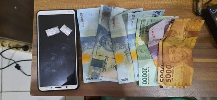 Handphone dan uang milik terduga pelaku (Dok.IDN Times/istimewa)