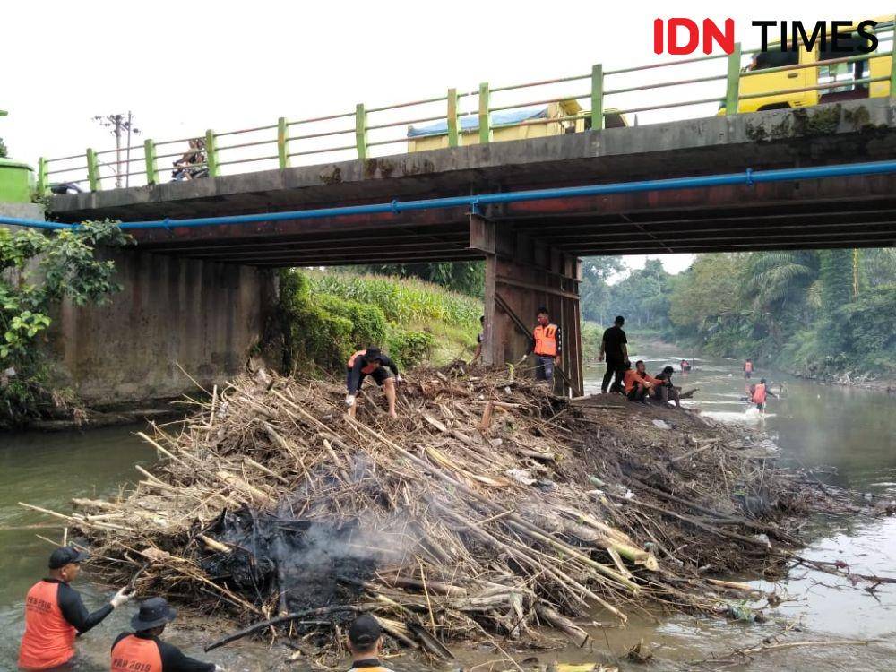 BPBD Kota Binjai, melakukan pembersihan tumpukan sampah di aliran Sungai Mencirim (IDN Times/Bambang Suhandoko)