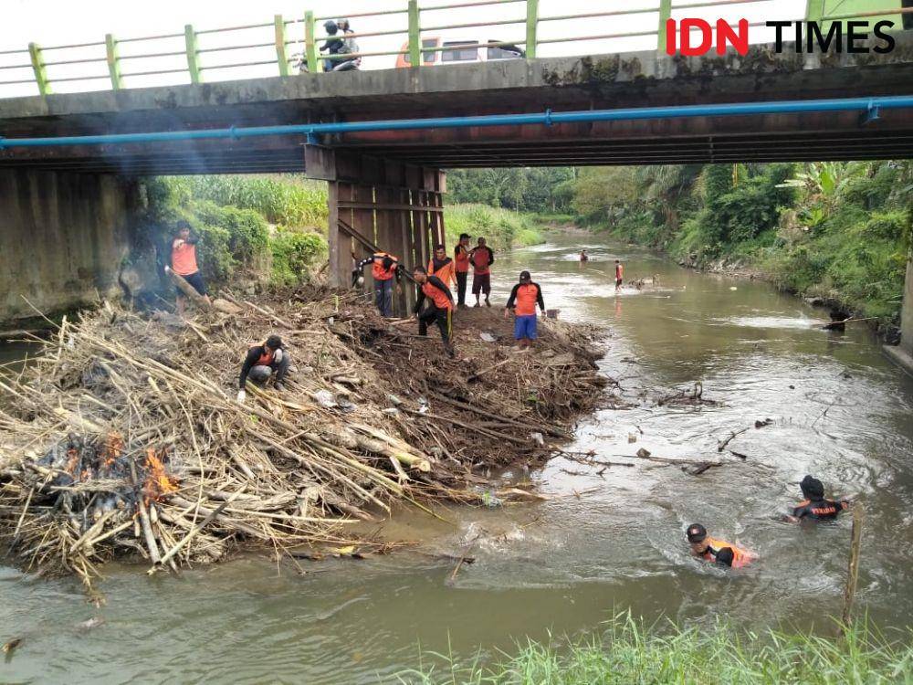 BPBD Kota Binjai, melakukan pembersihan tumpukan sampah di aliran Sungai Mencirim (IDN Times/Bambang Suhandoko)