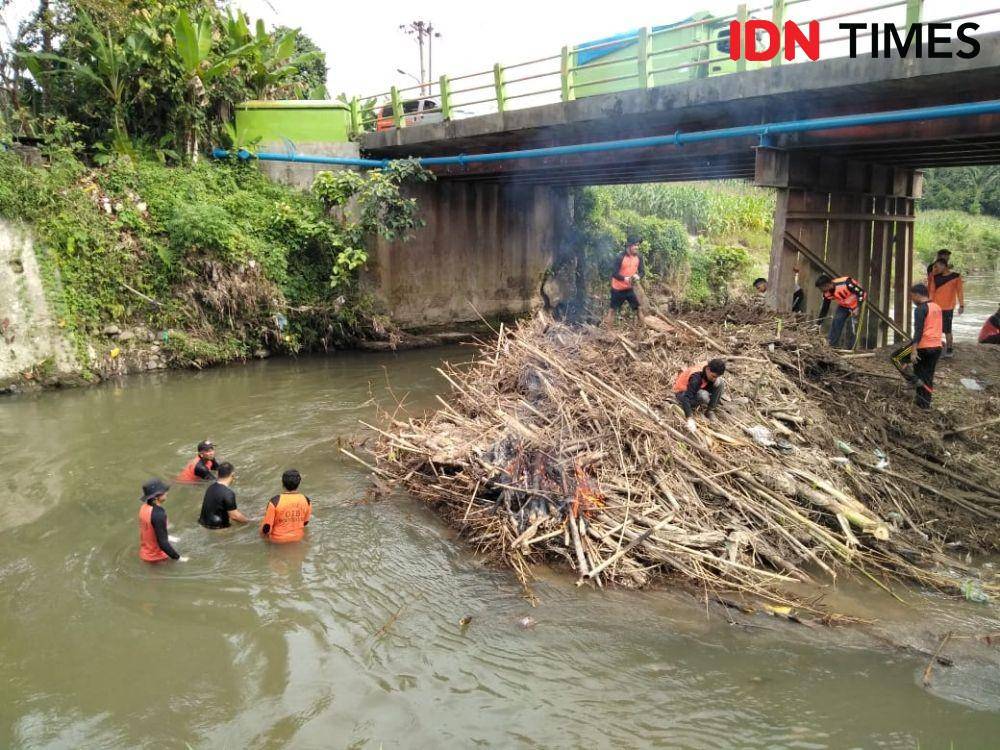 BPBD Kota Binjai, melakukan pembersihan tumpukan sampah di aliran Sungai Mencirim (IDN Times/Bambang Suhandoko)