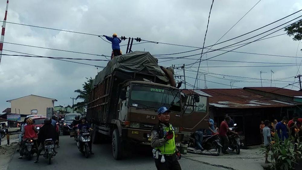 Truk Fuso menabrak tiang listrik di Jalan Alfaka I, Tanjung Mulia Hilir, Kecamatan Medan Deli, Kota Medan, Sabtu (11/1). (Dok. IDN Times)