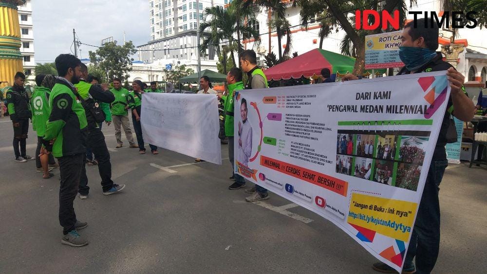 Belasan diver ojek online secara spontan melakukan aksi dukungan kepada Indra Adytya Pranata atau biasa disapa Aditya, untuk terus maju menjadi Calon Wakil Wali Kota Medan periode 2020-2025. (IDN Times/Arifin Al Alamudi)