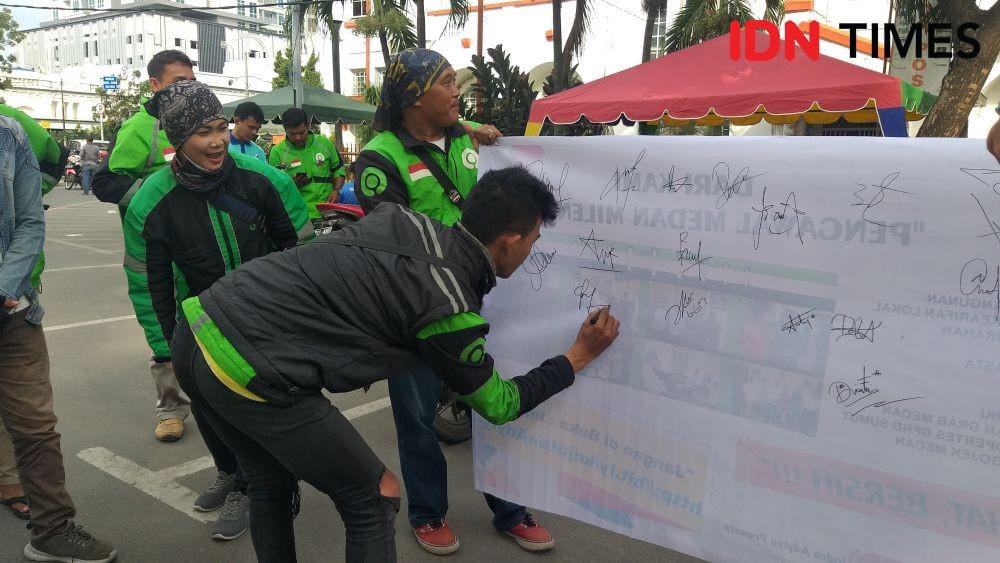Belasan diver ojek online secara spontan melakukan aksi dukungan kepada Indra Adytya Pranata atau biasa disapa Aditya, untuk terus maju menjadi Calon Wakil Wali Kota Medan periode 2020-2025. (IDN Times/Arifin Al Alamudi)