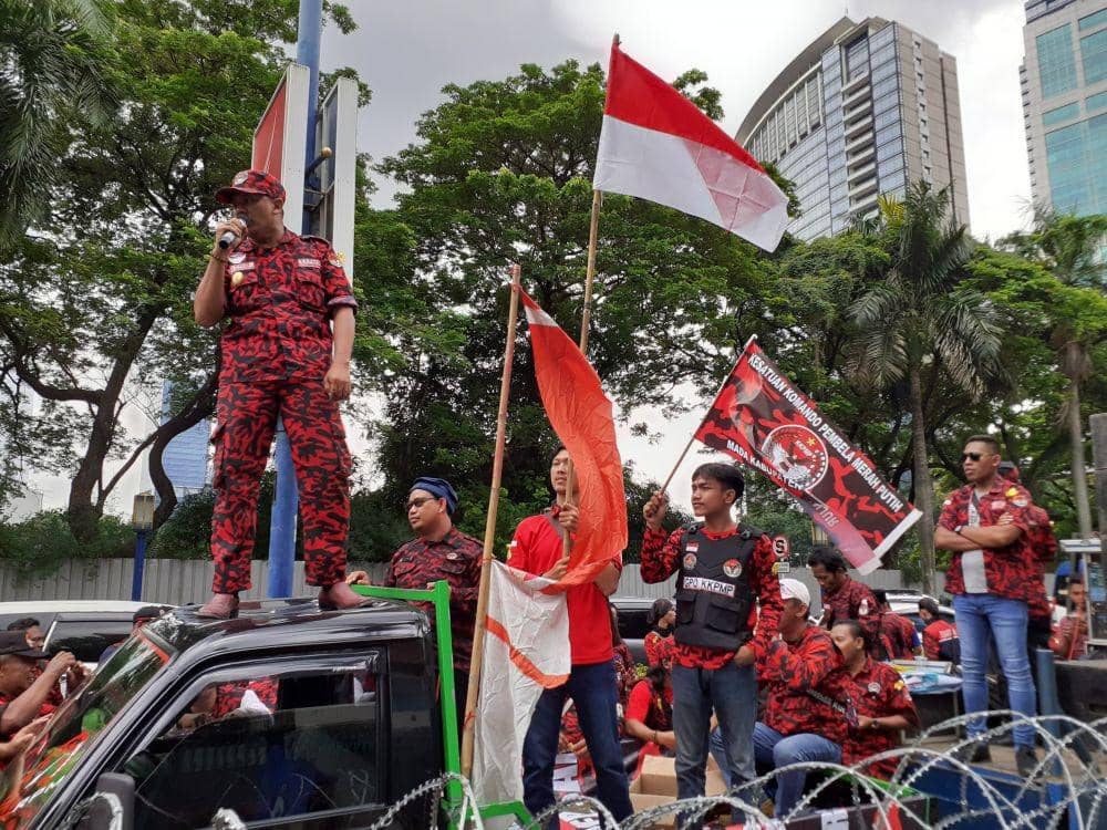 Ratusan orang yang tergabung dalam Kesatuan Komando Pembela Merah Putih (KKPMP) demonstrasi di Gedung Kedutaan Besar Republik Rakyat China, Mega Kuningan, Jakarta, Senin (13/1). (IDN Times/Denny Adhietya)