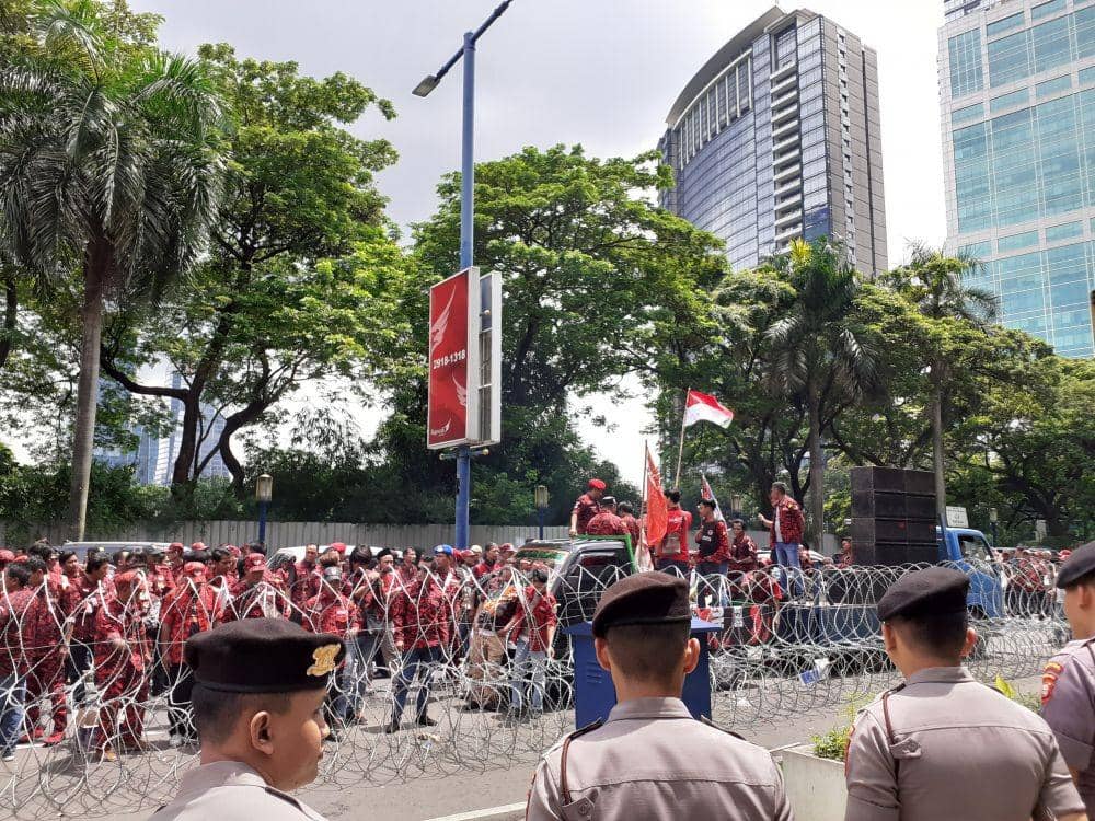Ratusan orang yang tergabung dalam Kesatuan Komando Pembela Merah Putih (KKPMP) demonstrasi di Gedung Kedutaan Besar Republik Rakyat China, Mega Kuningan, Jakarta, Senin (13/1). (IDN Times/Denny Adhietya)