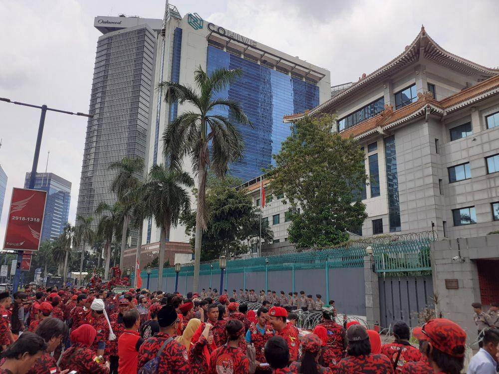 Ratusan orang yang tergabung dalam Kesatuan Komando Pembela Merah Putih (KKPMP) demonstrasi di Gedung Kedutaan Besar Republik Rakyat China, Mega Kuningan, Jakarta, Senin (13/1). (IDN Times/Denny Adhietya)