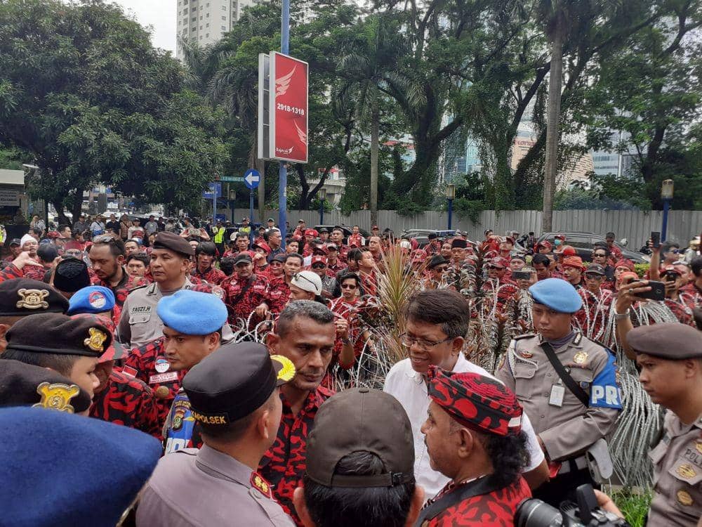 Massa Kesatuan Komando Pembela Merah Putih (KKPMP) gelar demonstrasi soal Natuna di Gedung Kedutaan Besar Republik Rakyat China, Mega Kuningan, Jakarta, Senin (13/1). (IDN Times/Denny Adhietya)