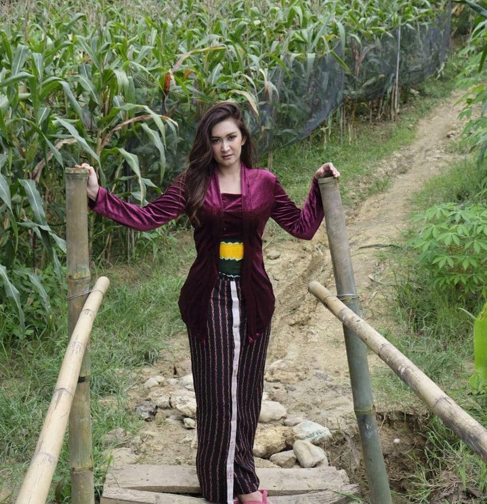 instagram/Nafa Urbach