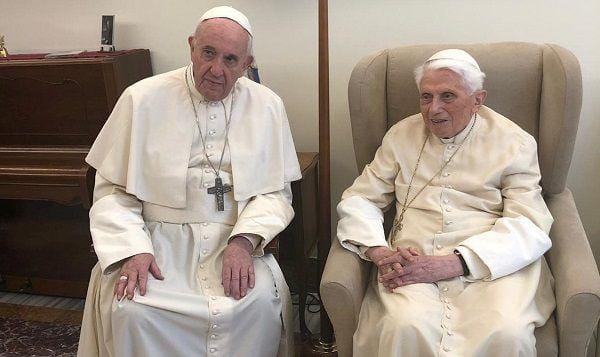 Paus Fransiskus saat berbincang dengan Paus Benediktus XVI. (CNS photo/Vatican Media via Reuters)