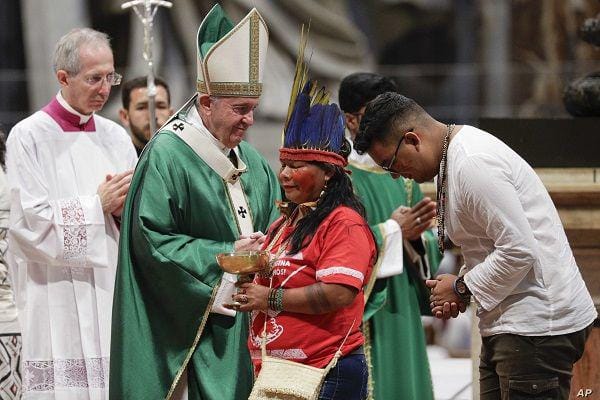 Paus Fransiskus ketika mendoakan warga Amazon. voanews.com