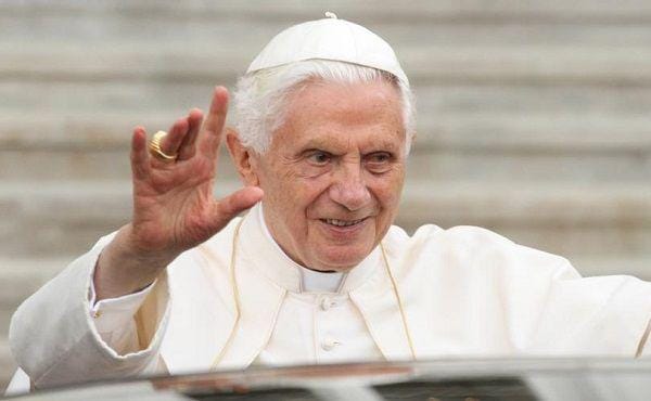 Paus Benediktus XVI saat menyapa jemaat. Vipflash/Shutterstock.com
