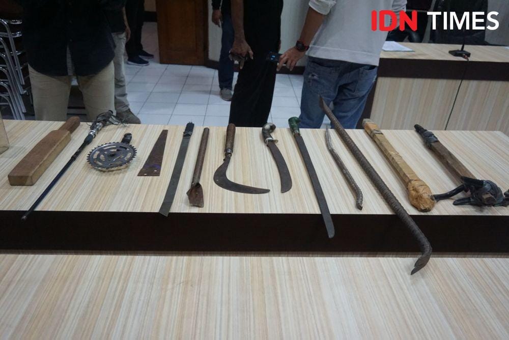 Sejumlah senjata tajam berhasil diamankan dari kelompok remaja yang diduga punya niatan klitih. (IDN Times/Tunggul Damarjati)