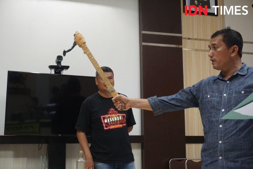 Kapolresta Yogyakarta, Kombes Pol Armaini menunjukan barang bukti berupa senjata terbuat dari standar motor. (IDN Times/Tunggul Damarjati)