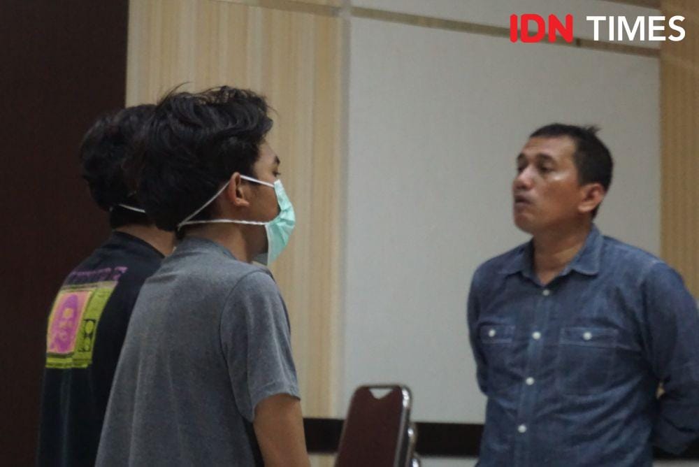 DAW, wajahnya ditutup masker, diduga punya niatan klitih dengan membawa senjata tajam. (IDN Times/Tunggul Damarjati)