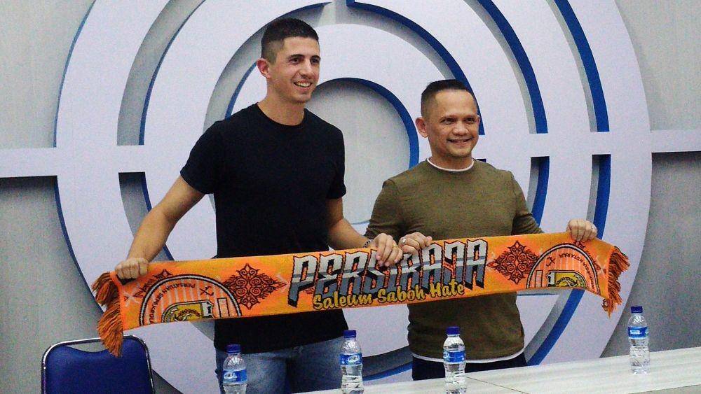 Bruno Dybal foto bersama Presiden Persiraja Banda Aceh (IDN Times/Saifullah)