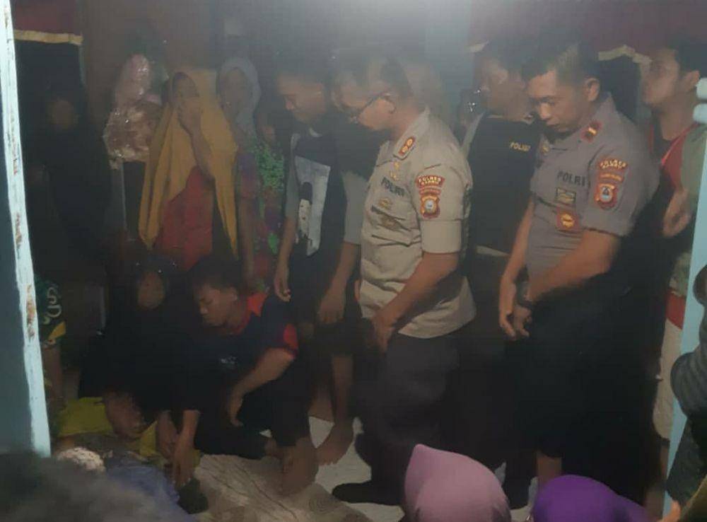 Kapolres Barru AKBP Willy Abdillah melayat bocah tewas korban banjir di Takkalasi, Minggu (12/1) malam. Dok. IDN Times/Istimewa