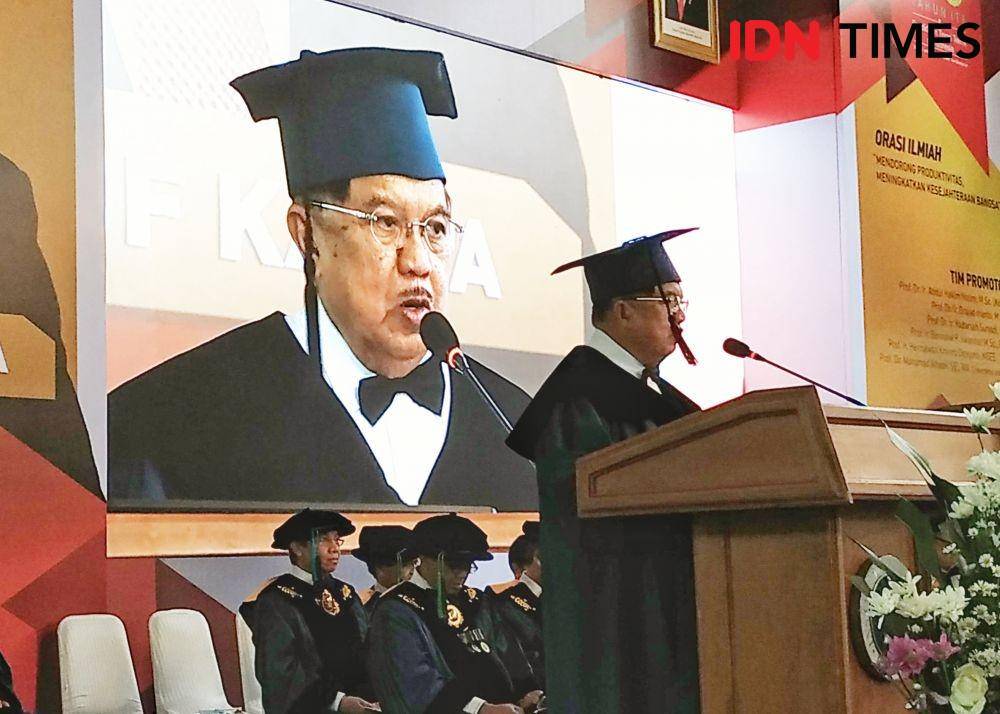 Institut Teknologi Bandung (ITB) menggelar Sidang Terbuka Penganugerahan Doktor Honoris Causa kepada mantan Wakil Presiden Jusuf Kalla di Aula Barat Kampus ITB, Jalan Ganesa nomor 10 Bandung, Jawa Barat, Senin (13/ 1). (IDN Times/Azzis Zulkhairil)