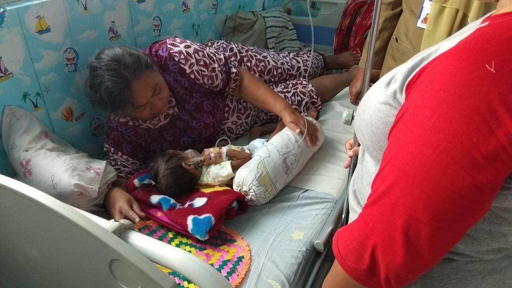 Balita di Lamongan yang menderita gizi buruk mendapatkan perawatan di RSUD dr Soegiri Lamongan. IDN Times/Imron