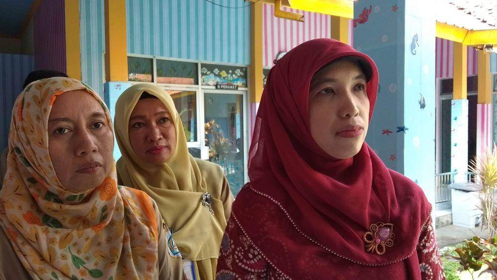 Dokter anak RSUD Dr Soegiri Lamongan Aty Firsiyanti berkerudung merah didampingi para perawat. IDN Times/Imron