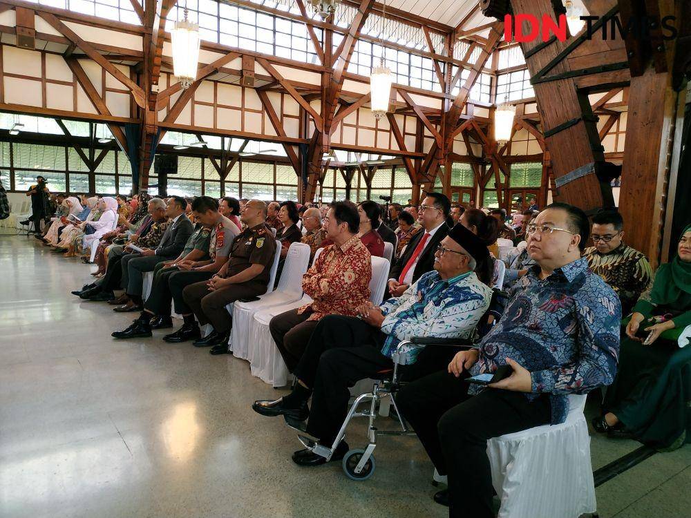 Institut Teknologi Bandung (ITB) menggelar Sidang Terbuka Penganugerahan Doktor Honoris Causa kepada mantan Wakil Presiden Jusuf Kalla di Aula Barat Kampus ITB, Jalan Ganesa nomor 10 Bandung, Jawa Barat, Senin (13/ 1). (IDN Times/Azzis Zulkhairil)